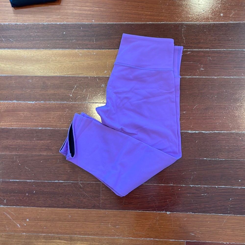 Lulu lemon capri pant size 6 purple reversible black